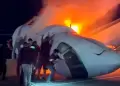 Avi�n privado se estrella e incendia en plena autopista: Reportan al menos un muerto y varios heridos