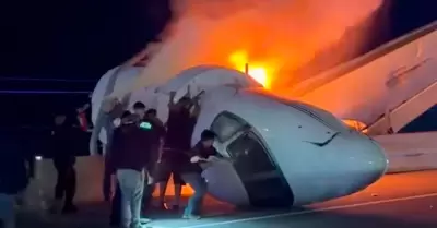 Avi�n privado se estrella en autopista de Texas.