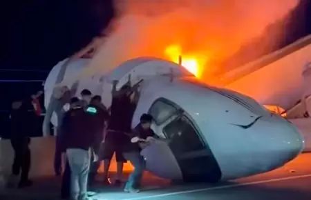 Avi�n privado se estrella en autopista de Texas.