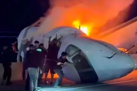 Avi�n privado se estrella en autopista de Texas.