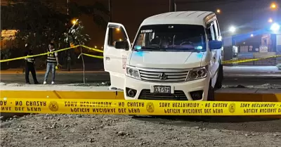 Balean minivan llena de pasajeros y dejan dos heridos