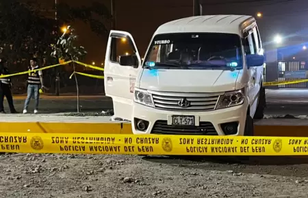 Balean minivan llena de pasajeros y dejan dos heridos