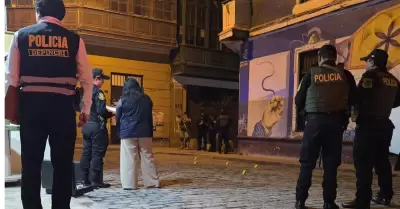 Asesinan a mujer de 8 balazos en la puerta de su casa