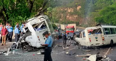 Accidente dej� varios polic�as muertos y heridos.