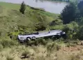 Viaje termin� en tragedia: Autob�s con pasajeros cae a un barranco y deja al menos dos fallecidos