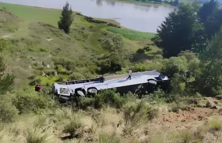 Autob�s cae a barranco