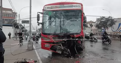 Dos buses de transporte p�blico chocan y producen tr�fico en la av. Universitari