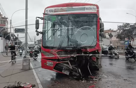 Dos buses de transporte p�blico chocan y producen tr�fico en la av. Universitari