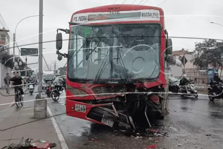 Dos buses de transporte p�blico chocan y producen tr�fico en la av. Universitari