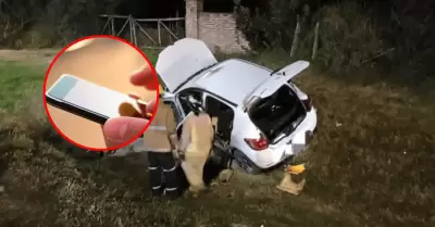 Mujer muere tras explotar celular que cargaba dentro de un carro