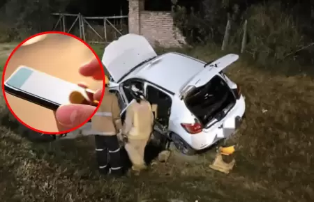 Mujer muere tras explotar celular que cargaba dentro de un carro