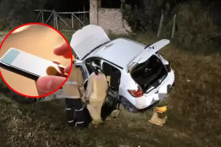 Mujer muere tras explotar celular que cargaba dentro de un carro