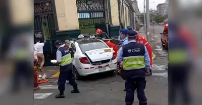 Tres heridos dej� violento choque entre dos autos en el Cercado de Lima.