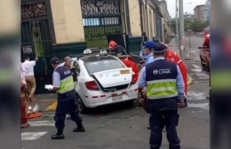 Tres heridos dej� violento choque entre dos autos en el Cercado de Lima.