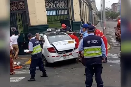 Tres heridos dej� violento choque entre dos autos en el Cercado de Lima.