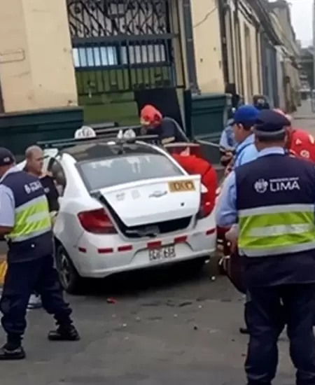 Tres heridos dej� violento choque entre dos autos en el Cercado de Lima.