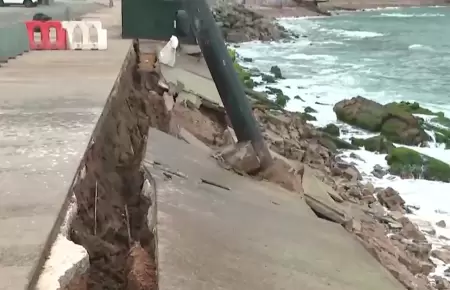 Oleajes destruyen parte del malec�n de la Costa Verde.