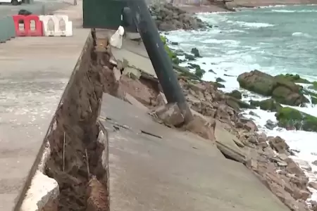 Oleajes destruyen parte del malec�n de la Costa Verde.