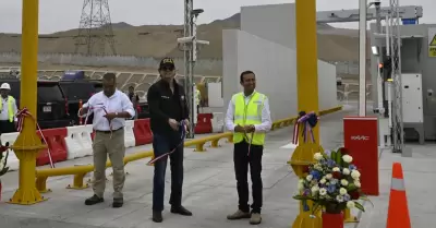 Embajador de Estados Unidos entrega esc�neres
