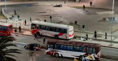 El autob�s se subi� sobre la vereda.