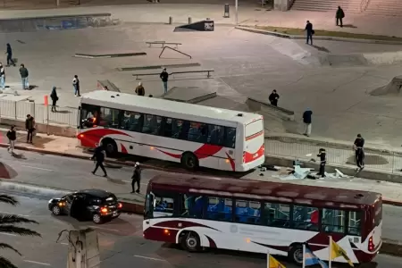 El autob�s se subi� sobre la vereda.