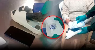 El celular estuvo oculto en la sandalia.
