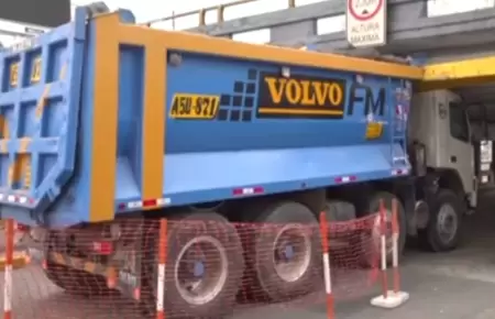 Volquete impact� con puente en la avenida Brasil.