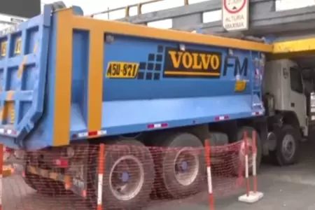 Volquete impact� con puente en la avenida Brasil.