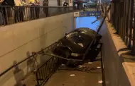 Cercado de Lima: Taxista se salva de milagro tras caer con su auto en acceso peatonal de la Estación Central