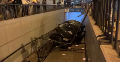 Taxista sufre accidente y su auto cae al acceso peatonal del Metropolitano