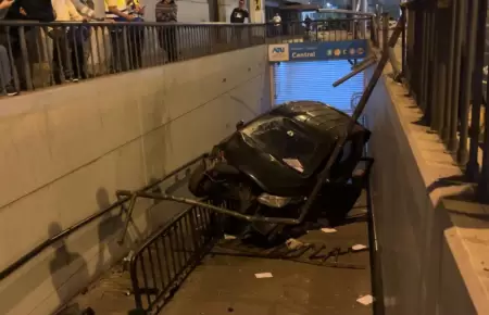 Taxista sufre accidente y su auto cae al acceso peatonal del Metropolitano