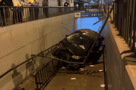 Taxista sufre accidente y su auto cae al acceso peatonal del Metropolitano