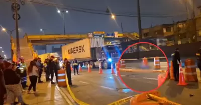 Estudiante muere en accidente entre motocicleta y tr�iler