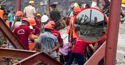 Rescatistas buscan sobrevivientes tras derrumbe de almac�n.