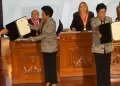 Norma Yarrow realiza desplante al presidente del JNE durante entrega de credenciales a diputados electos