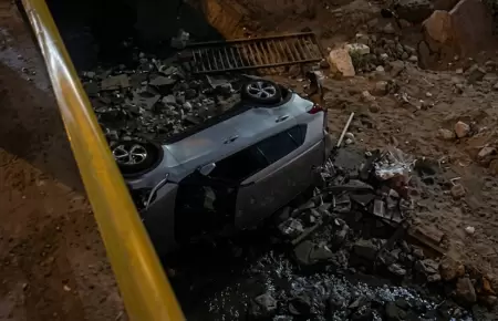 Auto cae al r�o R�mac tras choque en avenida Malec�n Checa
