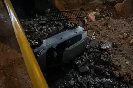 Auto cae al r�o R�mac tras choque en avenida Malec�n Checa