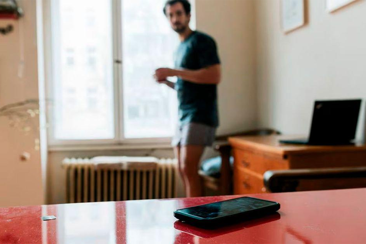 El propietario de la casa halló el celular tras regresar.