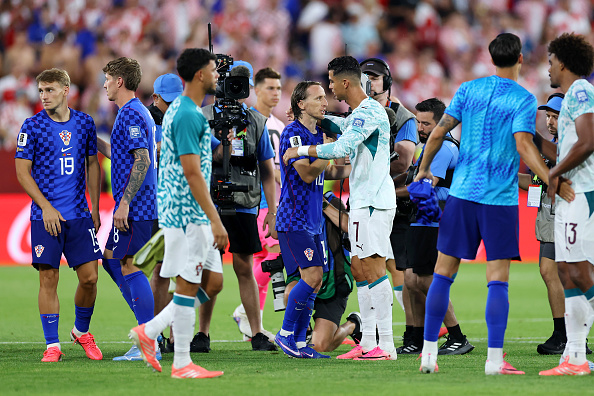 Cristiano Ronaldo y Luka Modric se dan un último abrazo tras el encuentro.