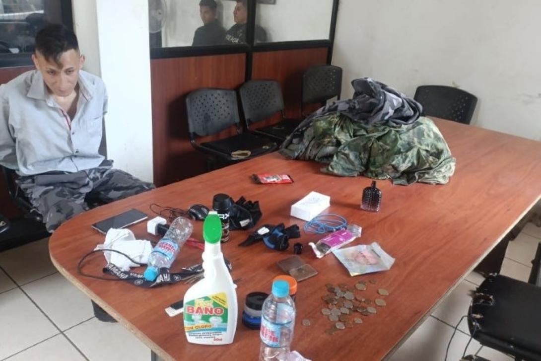 Falso policía estafaba personas con fotos hechas con IA