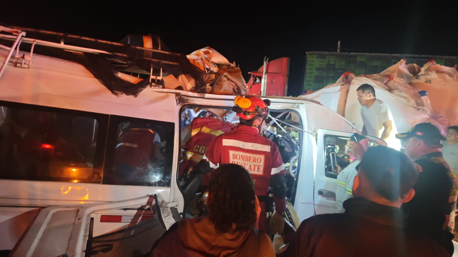 Tragedia en la Panamericana Norte: siete muertos en choque entre miniván y tráiler