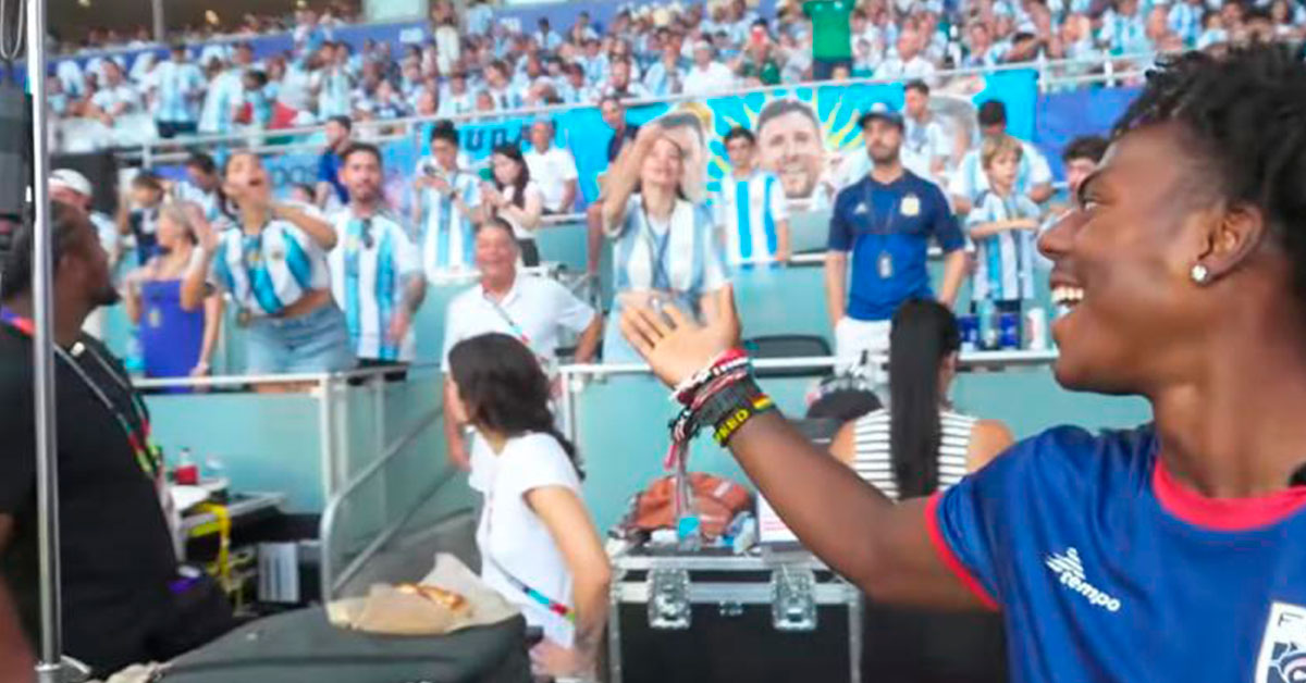El cruce entre una hincha argentina y el creador de contenido Speed. (Composición: Exitosa)