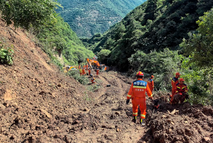 Operaciones de rescate tras deslizamiento de tierra en Gansu, China.