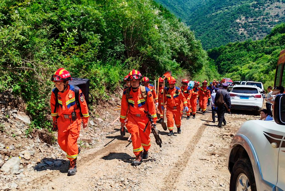 Equipos de rescate intensificaron las labores para ayudar a los afectados.