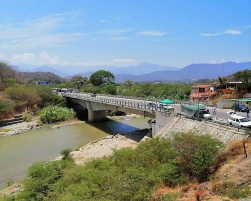 Puente que conecta Loja (Ecuador) y Ayabaca (Per�)