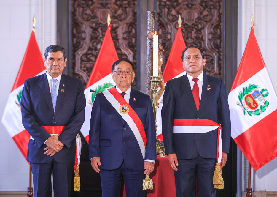 Premier Luis Arroyo junto al presidente José María Balcázar y el nuevo ministro de Trabajo, Flavio Cruz.