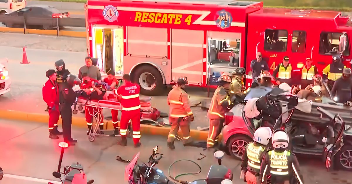 Pareja queda herida tras el despiste y choque de su auto contra guardavías
