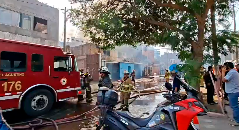Bomberos con apoyo de la polic�a y serenos intentan controlar el incendio en Ate.
