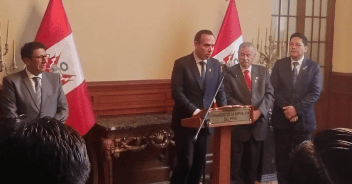 José Jeri es condecorado por el Congreso de la República con la Medalla de Honor en el grado de Gran Cruz