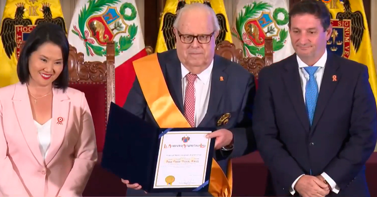Julio Velarde es condecorado con el Grado de Gran Cruz por parte de Renzo Reggiardo y Keiko Fujimori